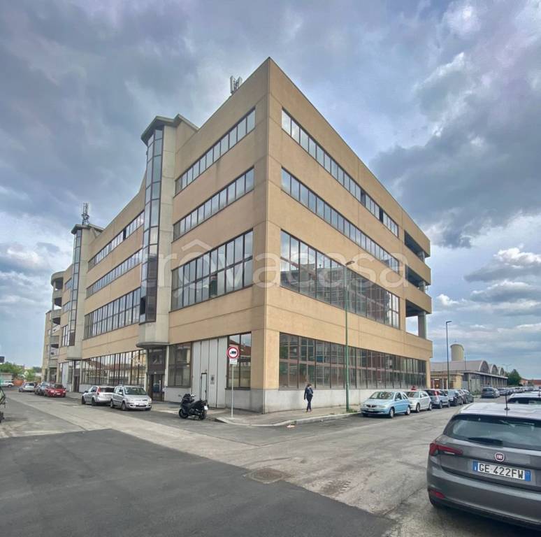 locale commerciale in vendita a Torino in zona Pozzo Strada