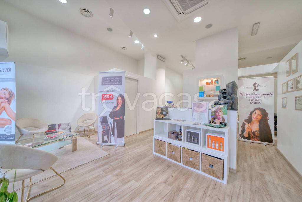 negozio in vendita a Torino in zona Parella