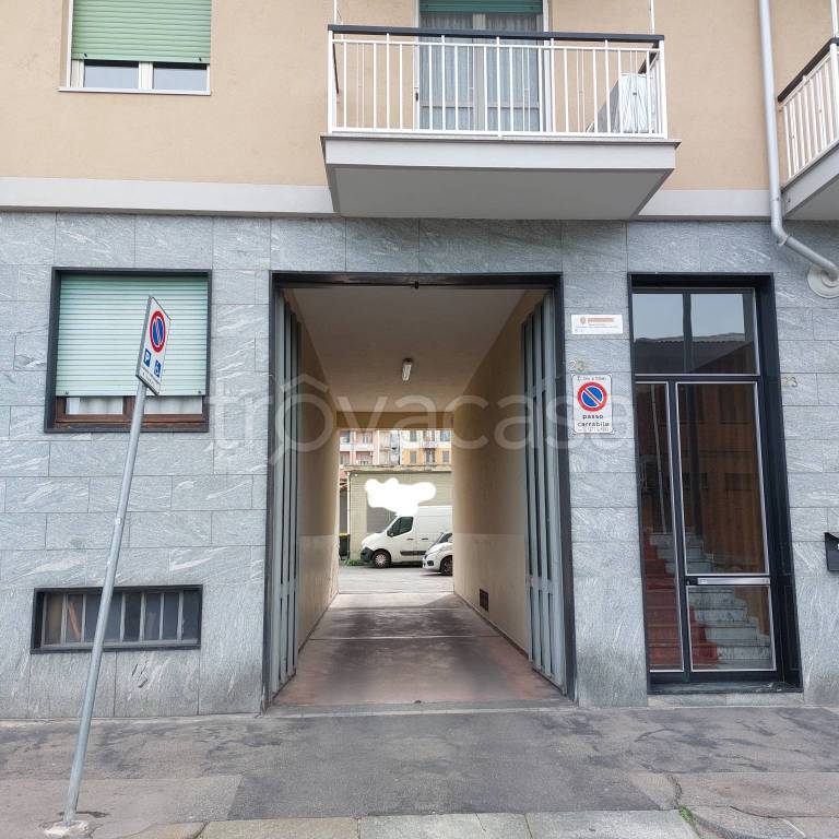 locale commerciale in vendita a Torino in zona Mirafiori Nord
