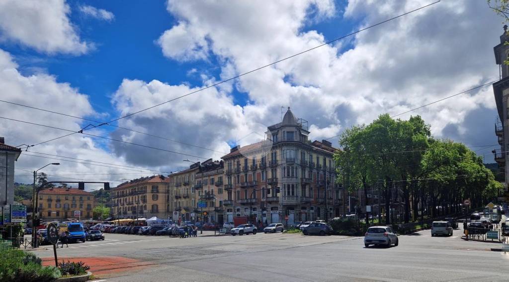 negozio in vendita a Torino in zona Madonna del Pilone