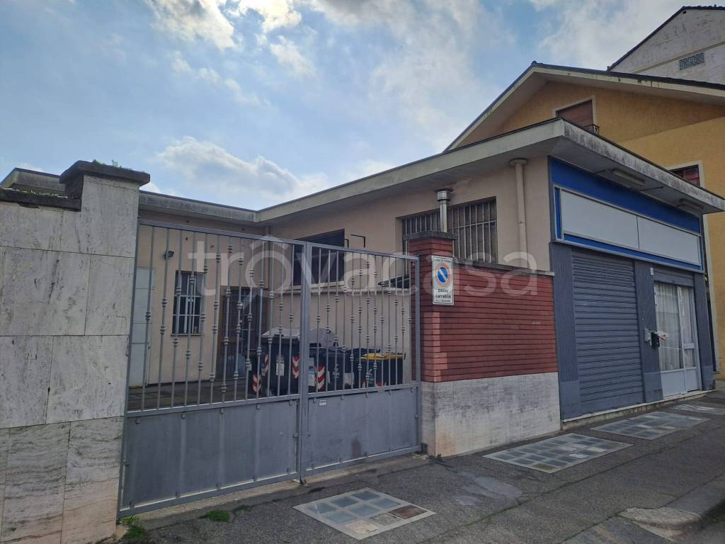 negozio in vendita a Torino in zona Mirafiori Sud