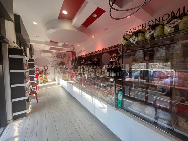 locale commerciale in vendita a Torino in zona Borgata Lesna
