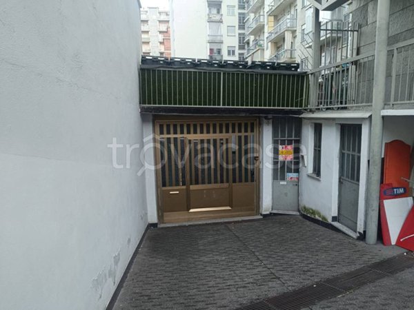 locale commerciale in vendita a Torino in zona Borgo San Paolo