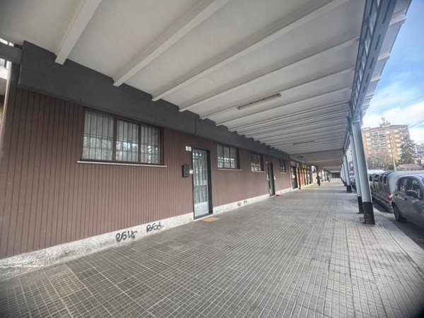 negozio in vendita a Torino in zona Mirafiori Sud