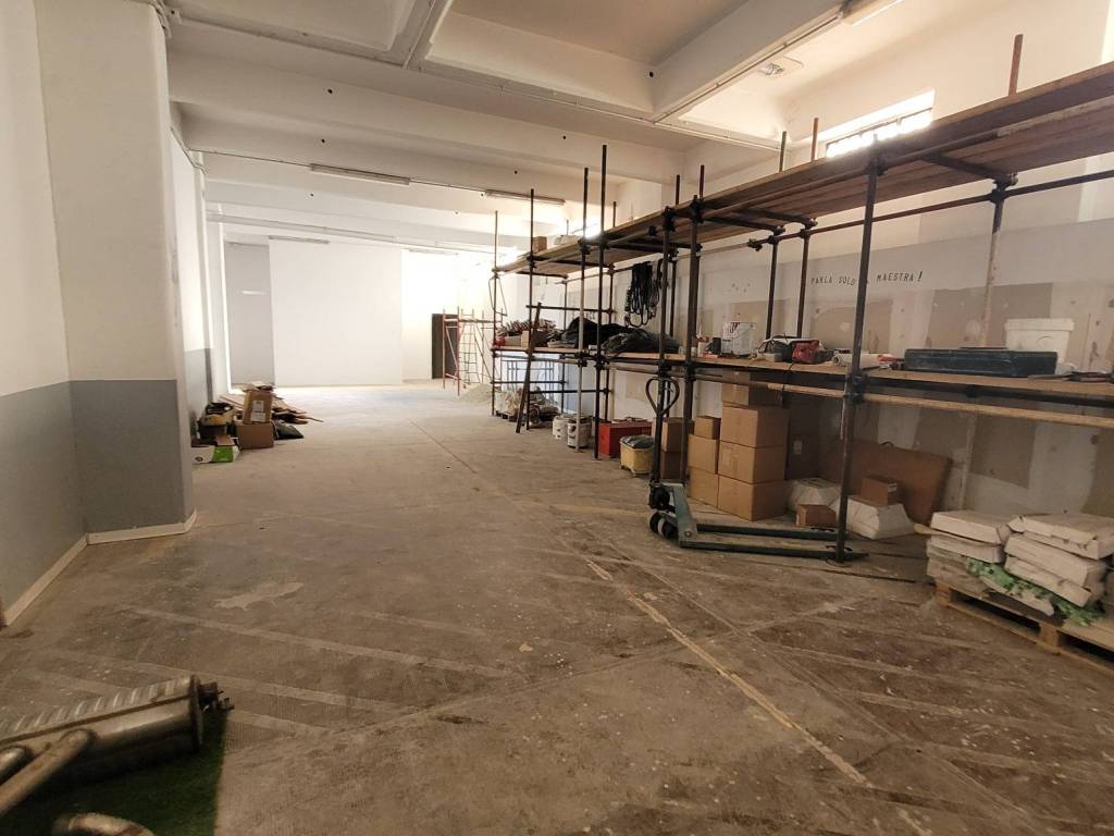 locale commerciale in vendita a Torino in zona Aurora