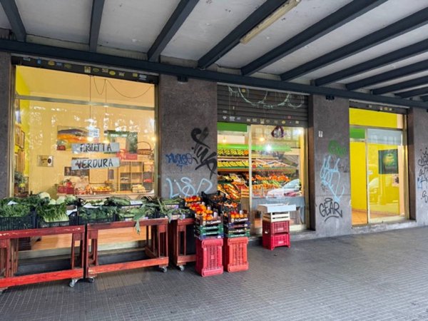 negozio in vendita a Torino in zona Mirafiori Sud