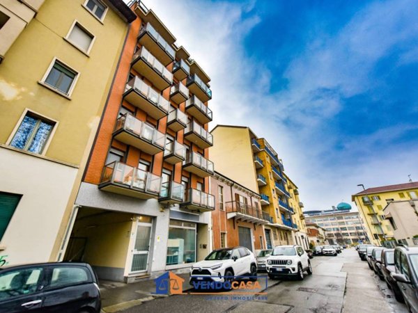 negozio in vendita a Torino in zona Lingotto
