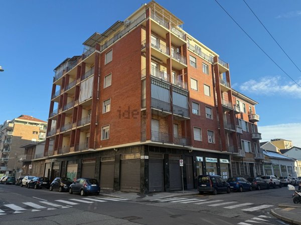 locale commerciale in vendita a Torino in zona Pozzo Strada