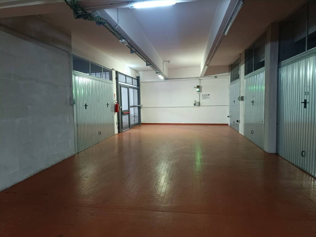 locale commerciale in vendita a Torino in zona Lucento