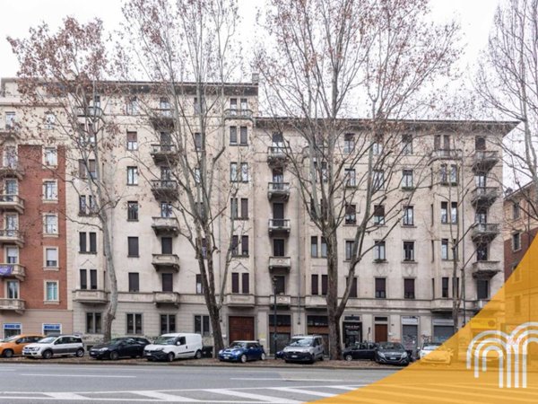 locale commerciale in vendita a Torino in zona Cit Turin