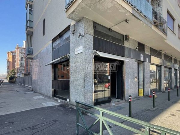 negozio in vendita a Torino in zona Falchera