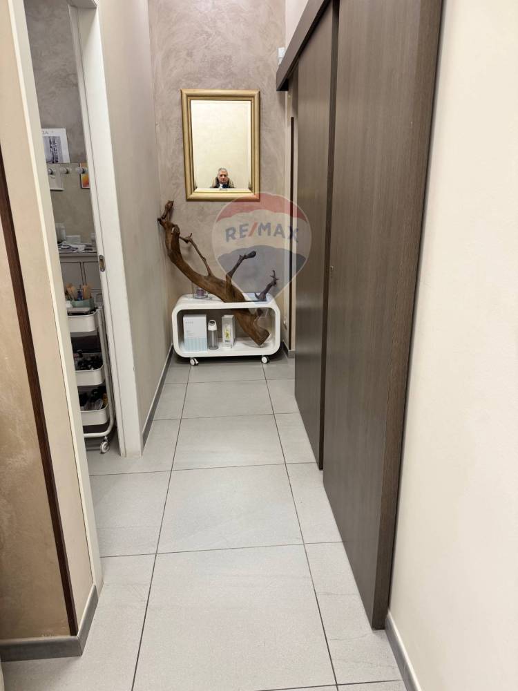 negozio in vendita a Torino in zona Mirafiori Nord