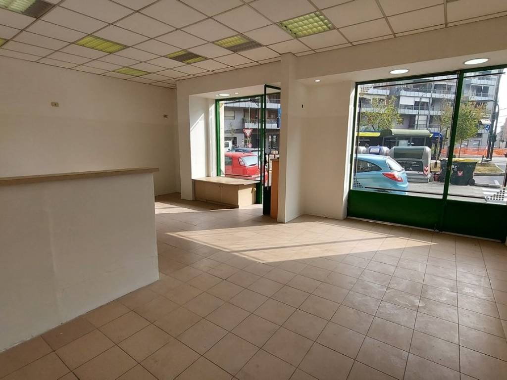 negozio in vendita a Torino in zona Borgata Vittoria