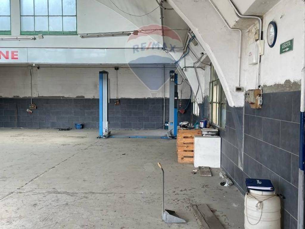 negozio in vendita a Torino in zona Borgata Vittoria