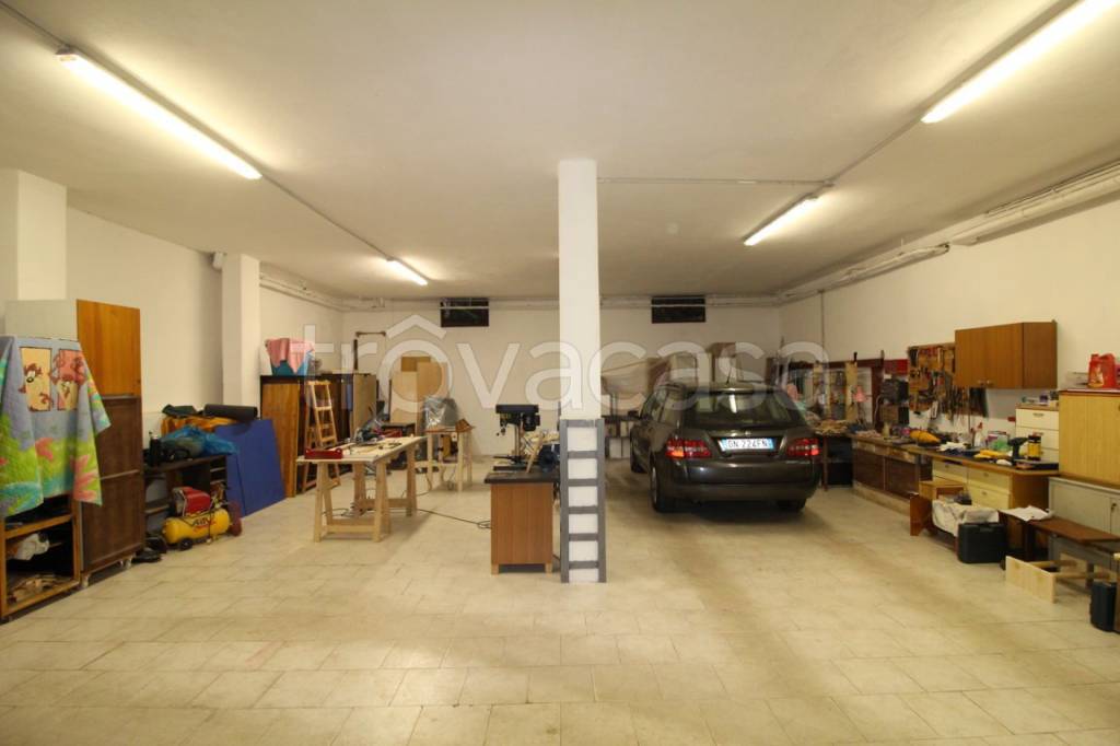 locale commerciale in vendita a Torino in zona Borgata Vittoria