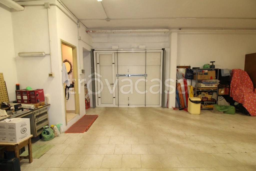 locale commerciale in vendita a Torino in zona Borgata Vittoria