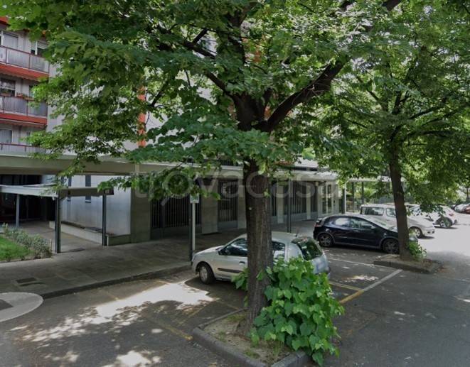 negozio in vendita a Torino in zona Mirafiori Nord