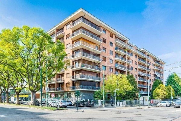 locale commerciale in vendita a Torino in zona Mirafiori Nord