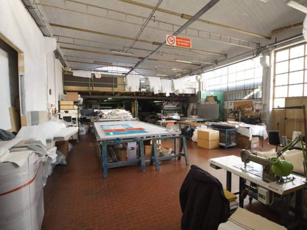 locale commerciale in vendita a Torino in zona Barca