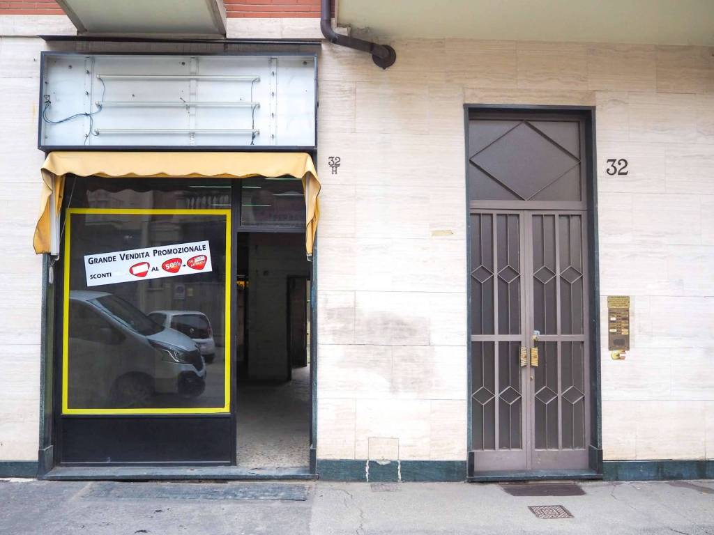negozio in vendita a Torino in zona Mirafiori Nord