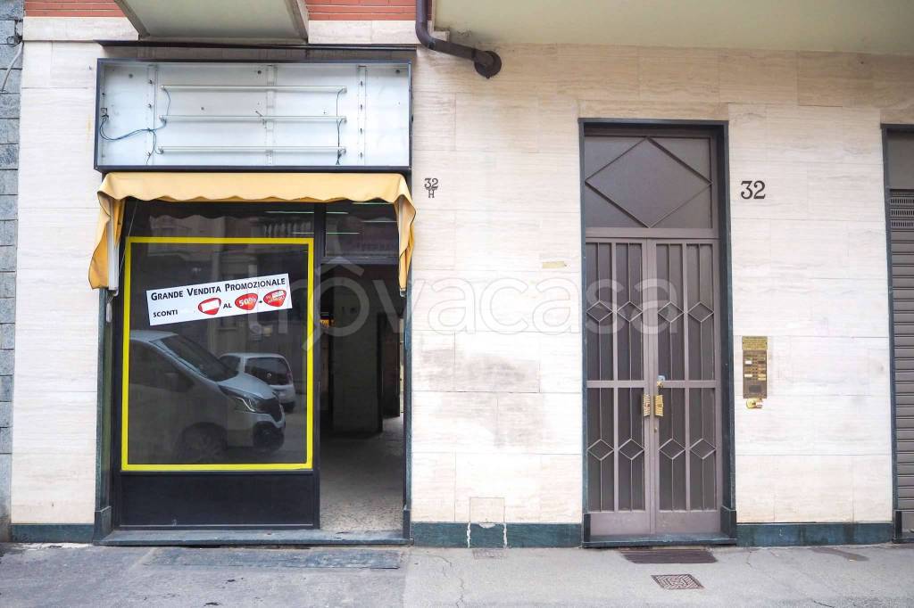 negozio in vendita a Torino in zona Mirafiori Nord