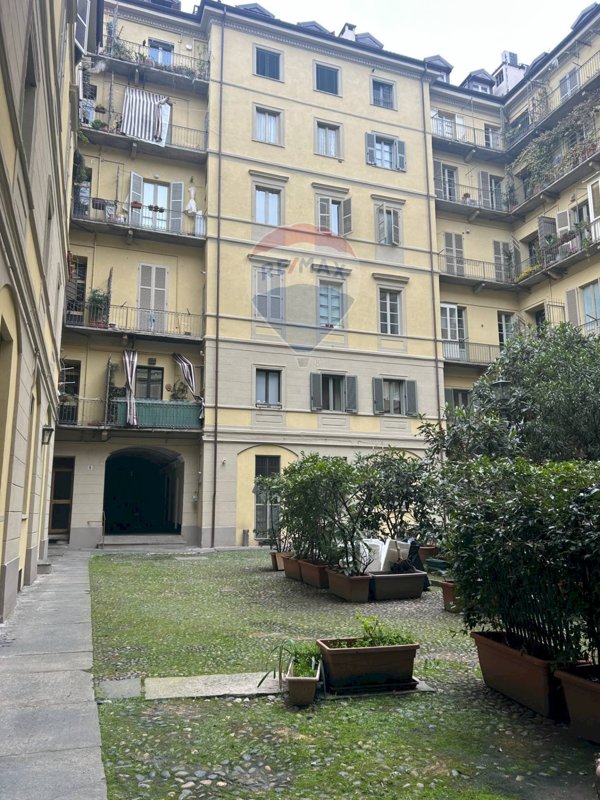 locale commerciale in vendita a Torino in zona Centro Storico