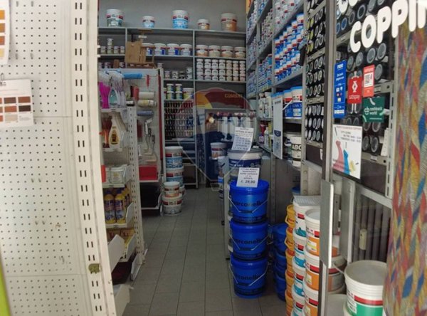negozio in vendita a Torino in zona Borgata Vittoria