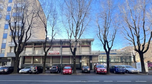 negozio in vendita a Torino in zona Borgata Vittoria
