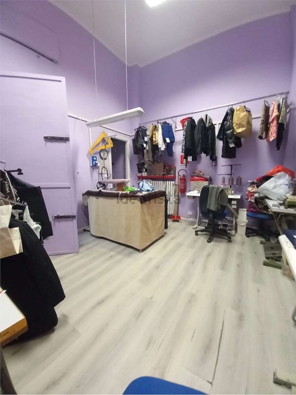 negozio in vendita a Torino in zona Parella
