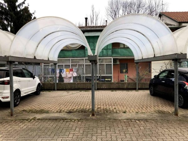 negozio in vendita a Torino in zona Mirafiori Sud