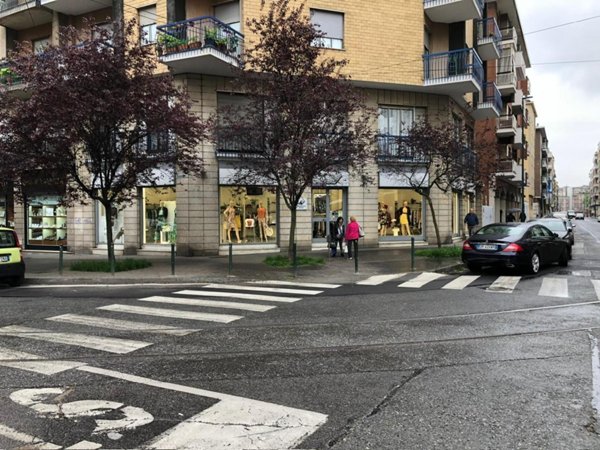 negozio in vendita a Torino in zona Borgata Vittoria