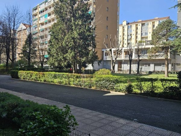 negozio in vendita a Torino in zona Mirafiori Sud
