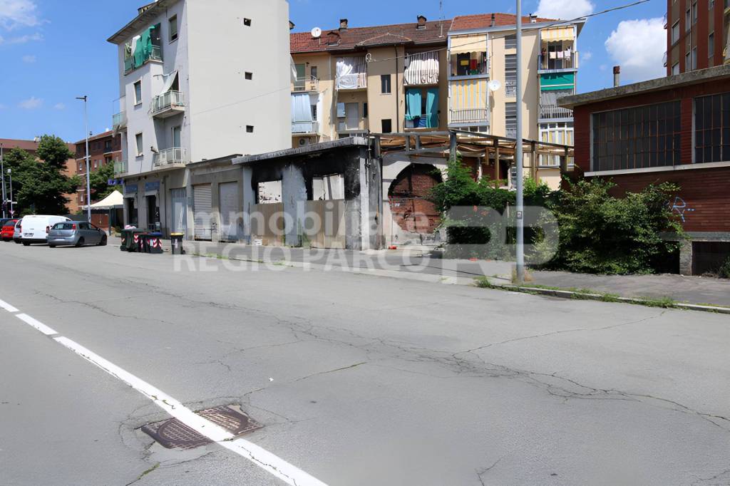 negozio in vendita a Torino in zona Regio Parco