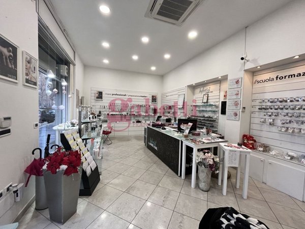 locale commerciale in vendita a Torino in zona Filadelfia