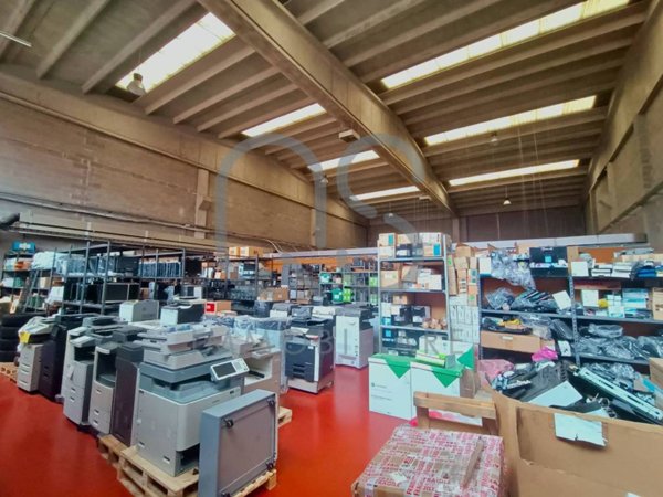 locale commerciale in vendita a Torino in zona Lucento