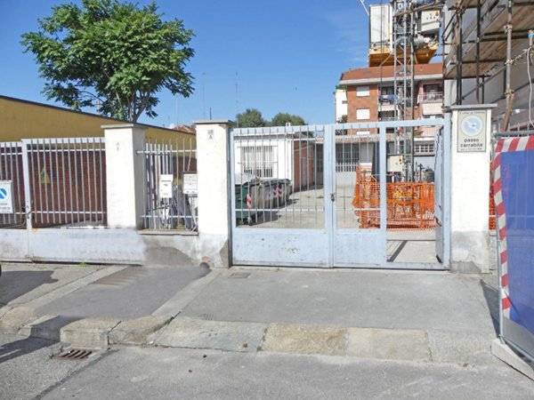 negozio in vendita a Torino in zona Mirafiori Sud