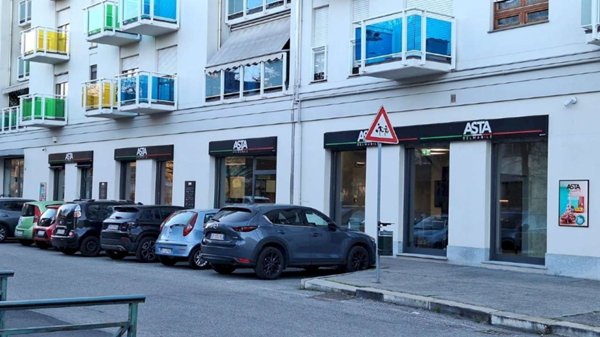 negozio in vendita a Torino in zona Lingotto