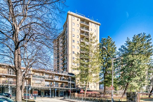 negozio in vendita a Torino in zona Mirafiori Sud