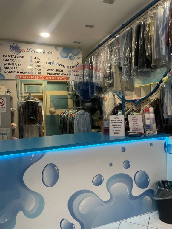 negozio in vendita a Torino in zona Mirafiori Nord