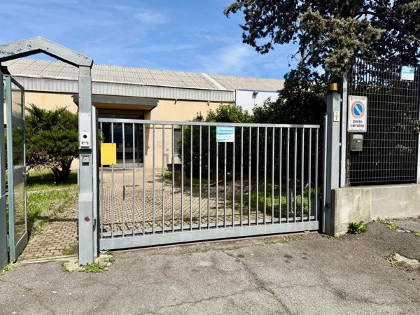 capannone in vendita a Torino in zona Lucento
