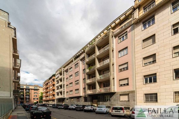 locale commerciale in vendita a Torino in zona Cit Turin