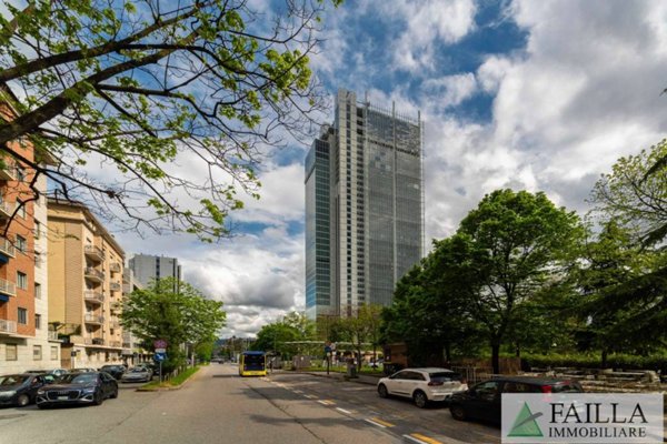 locale commerciale in vendita a Torino in zona Cit Turin