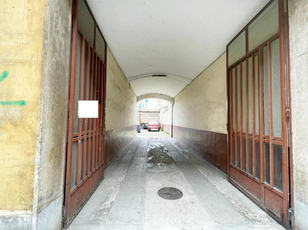negozio in vendita a Torino in zona Mirafiori Nord
