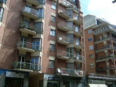 locale commerciale in vendita a Torino in zona Regio Parco