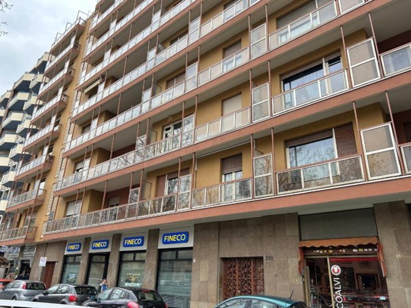 locale commerciale in vendita a Torino in zona Pozzo Strada