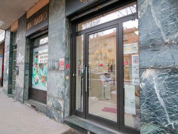 negozio in vendita a Torino in zona Borgata Vittoria