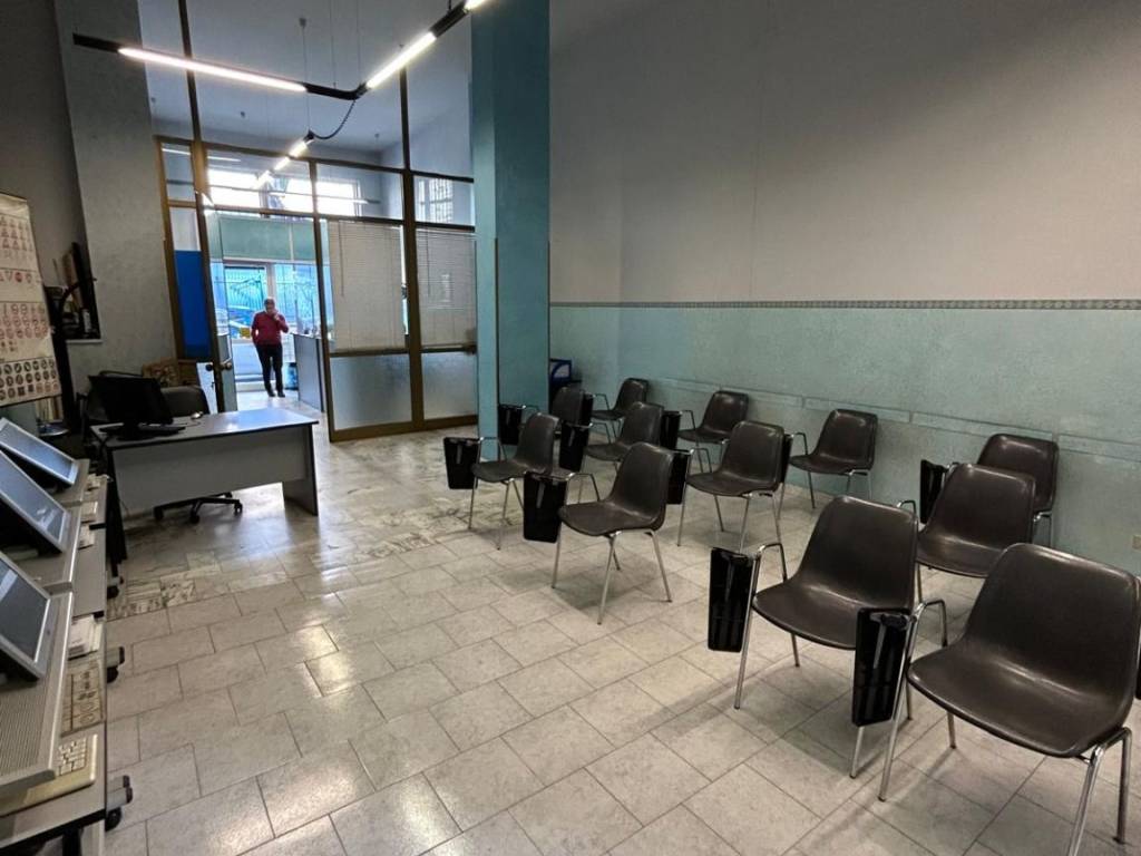 negozio in vendita a Torino in zona Mirafiori Nord