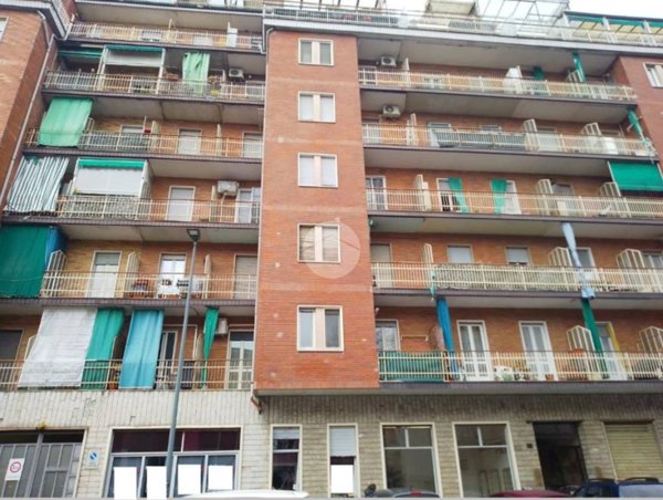 negozio in vendita a Torino in zona Mirafiori Nord