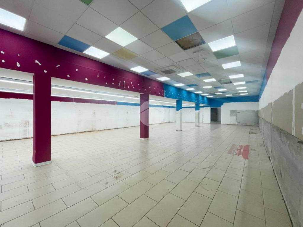 negozio in vendita a Torino in zona Mirafiori Nord