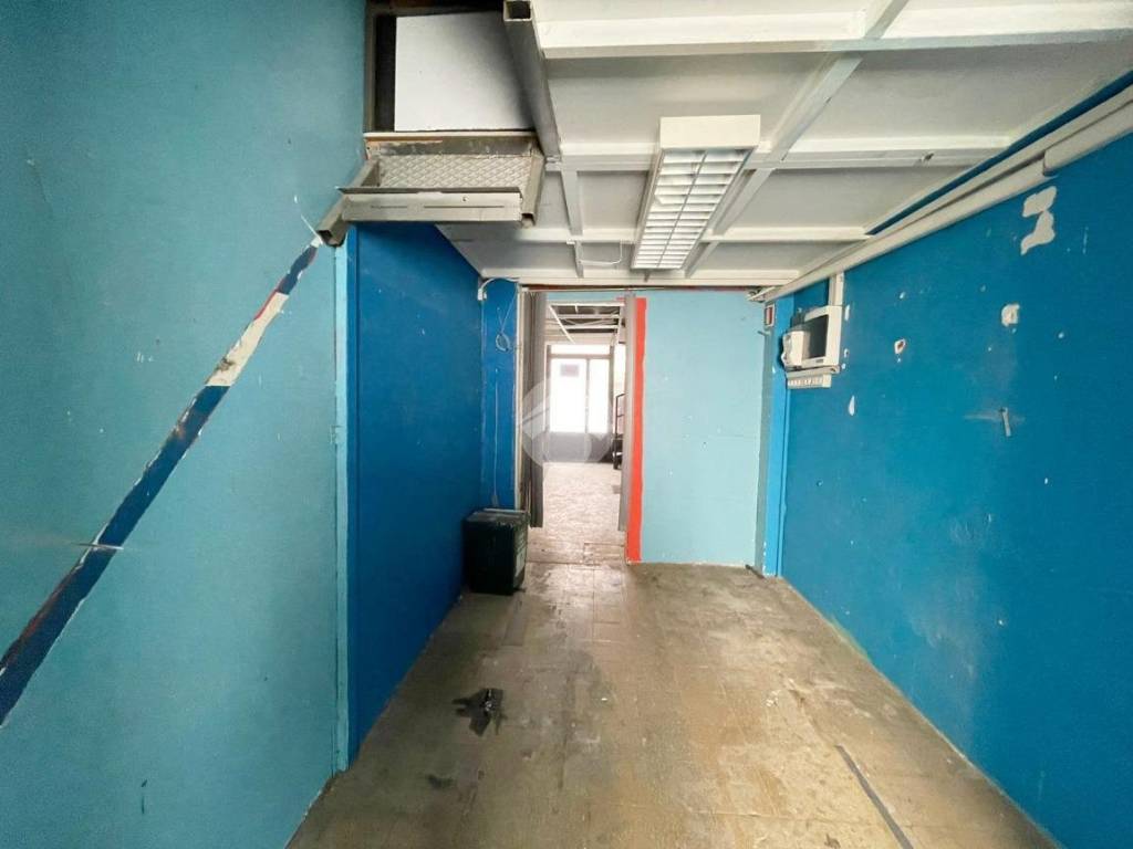 negozio in vendita a Torino in zona Mirafiori Sud